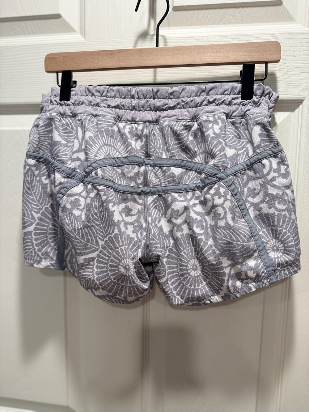 Lululemon Tracker Short II Gray Floral Print Lined Running Shorts Size 8 Pocket - Picture 7 of 9